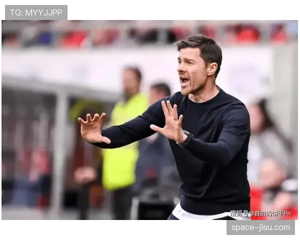 场边花絮：勒沃库森主帅阿隆索半场时手持战术板，重点讲解由攻转守站位